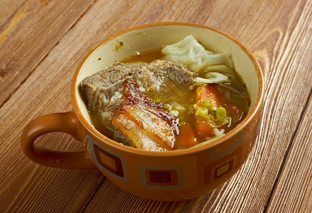 摄影Ollapodrida西班牙用猪肉和豆子做的炖菜制作勺子图片