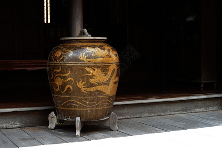 传统的家历史具有龙型的古董玻璃化水罐图片