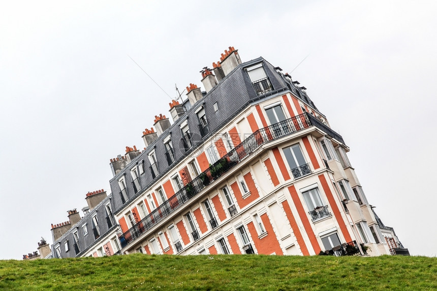 欧洲建筑学外部的法国巴黎Montmartre山沉没的房屋幻觉图片