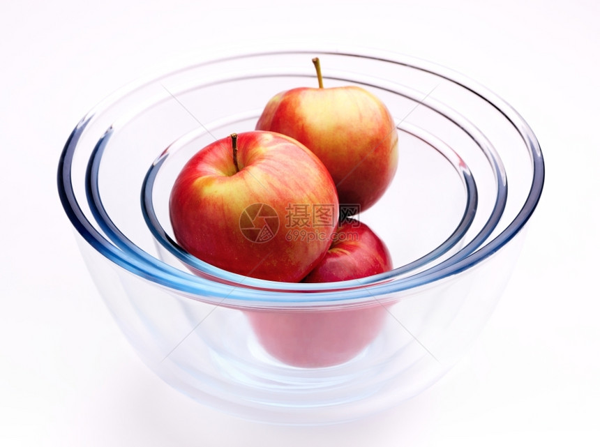 新鲜三个苹果在一圆玻璃碗中的3个苹果新鲜白色图片