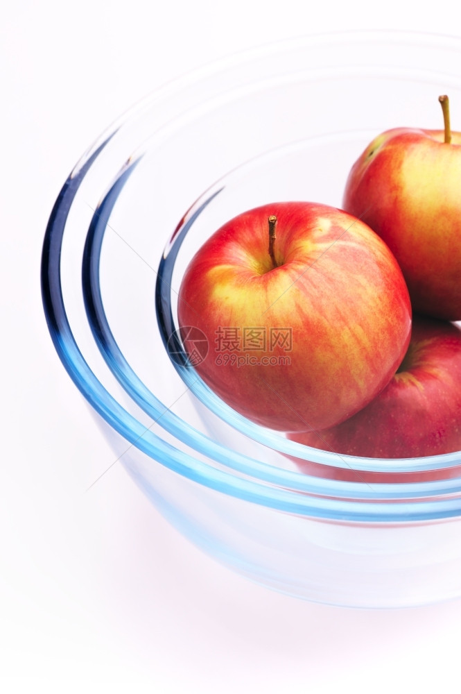 秋天三个苹果在一圆玻璃碗中的3个苹果多汁健康图片