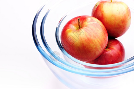 美味的透明秋天三个苹果在一圆玻璃碗中的3个苹果图片