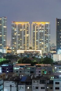 摩天大楼公寓空夜间曼谷最高楼群的大楼晚上图片