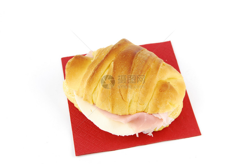 奶酪和干新鲜牛角面包红餐巾纸白底隔离在色背景上棕的卷甜图片