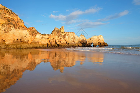 波尔蒂芒葡萄牙阿尔加夫的普拉亚特雷斯伊尔马奥自然岩石海洋多的反射背景