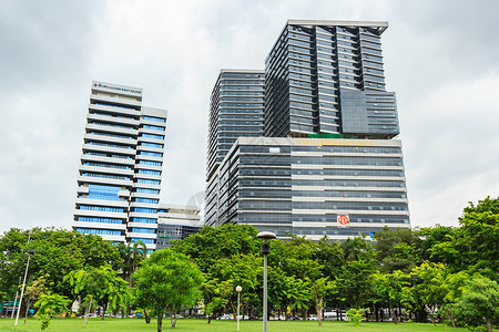 公园卡拉勒公园女王2014年8月日泰国曼谷Chulalongkorn医院的Sirikit王后大楼和Bhumisirimangkhlanus背景