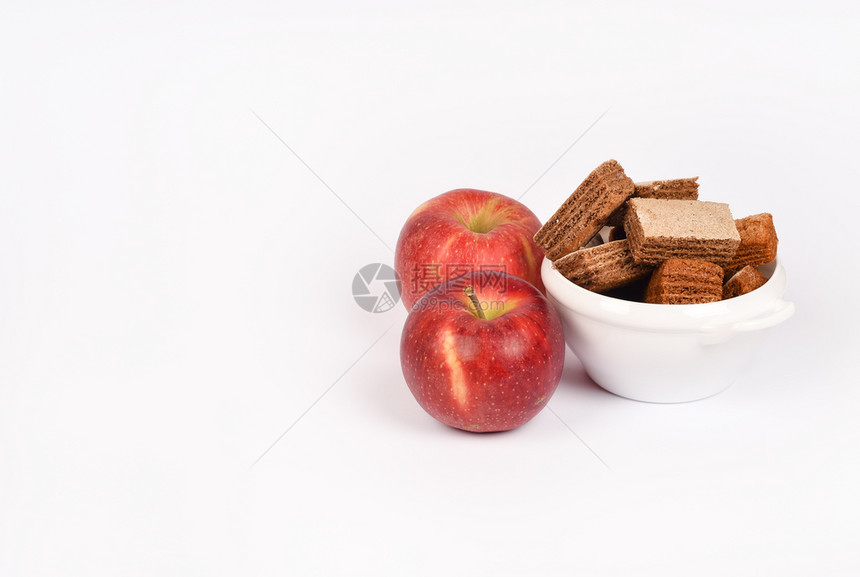 切片狂欢苹果意大利面白背景孤立的苹果健康点心概念帕斯蒂拉在一个白色碗里红苹果孤立的意大利面白背景隔离的苹果小吃图片