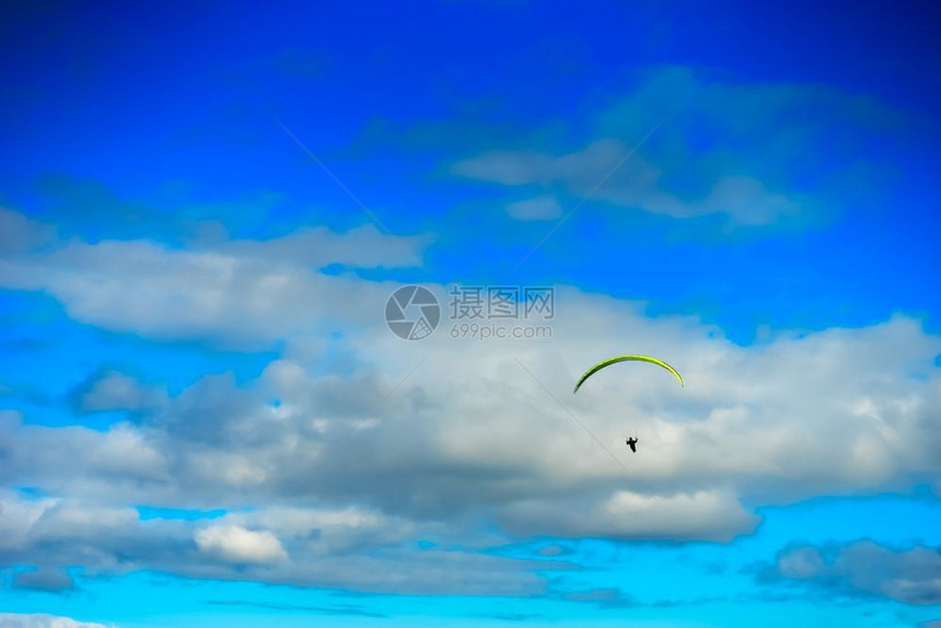 降落伞空气天背景中的风筝传单高清天空背景中的风筝传单颜色图片