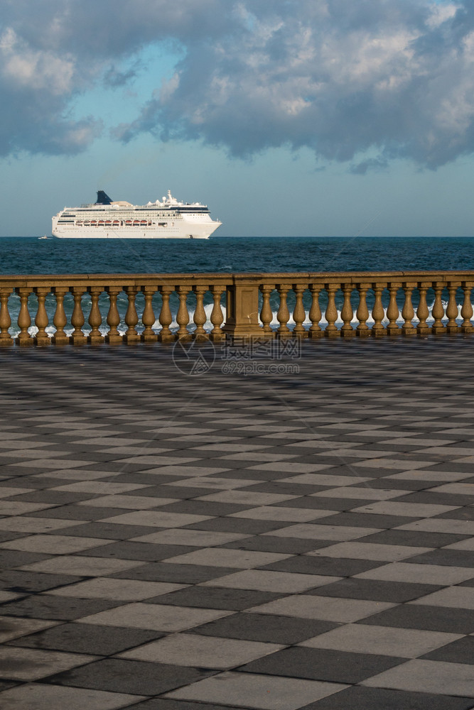 马赛克白色的栏杆LivornorsquosMascagni露台和背景中的白色渡轮托斯卡纳意大利图片