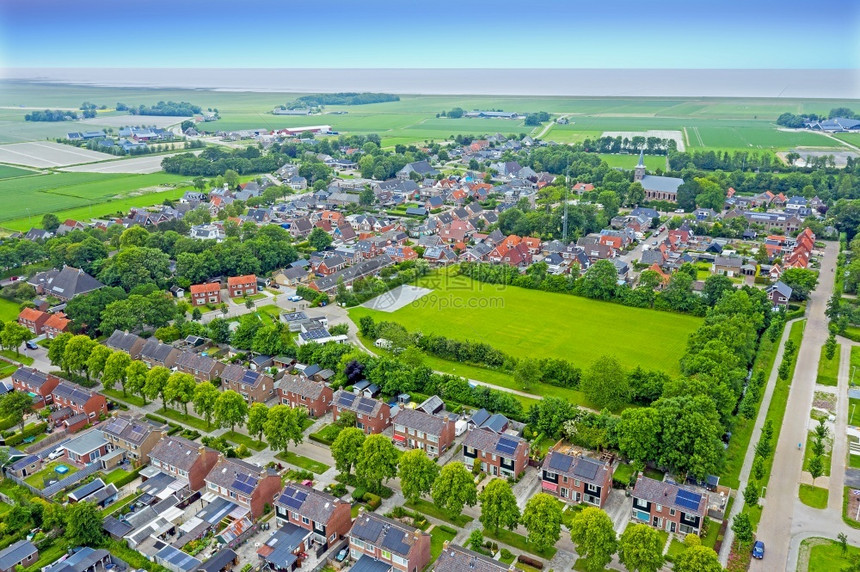 天线城市的关于荷兰弗里斯Ternarard村的空中观察欧洲图片