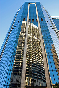城市反思邻近的附一座办公塔的邻近摩天大楼的玻璃面孔中反射物图片