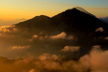 金塔马尼印度西亚巴厘岛BaturKintamani山火顶端日出时云雾的景象生态环境背景