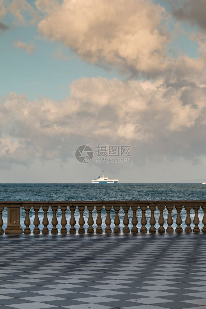 巡航景观LivornorsquosMascagni露台和背景中的白色渡轮托斯卡纳意大利建筑的图片