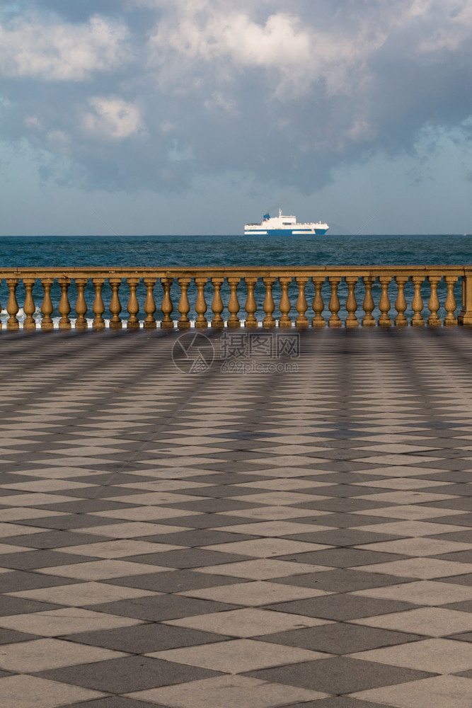 里窝那LivornorsquosMascagni露台和背景中的白色渡轮托斯卡纳意大利阳台陶瓷制品图片