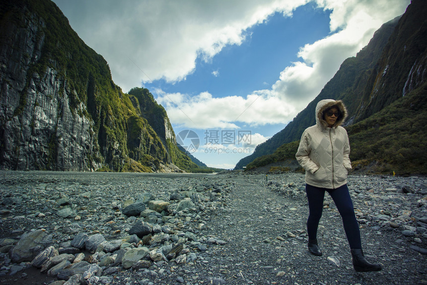 徒步旅行者在新西兰州最受欢迎的旅游目地行女客在franzJosef冰川中旅行海岸女图片
