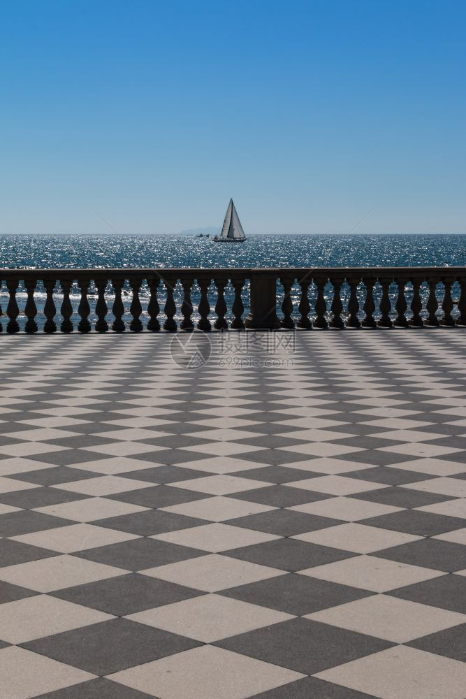 正方形LivornorsquosMascagni海台和白帆船背景托斯卡纳意大利长廊地中海图片