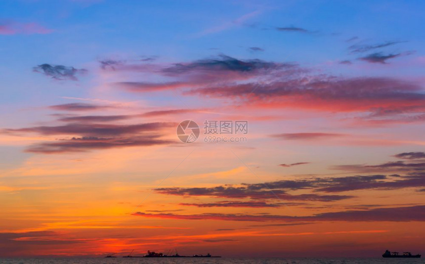 天堂夏日落时的紫色空日出时的粉紫色云日落时的紫色天空浪漫图片