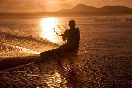 户外Kite冲浪者海洋和日落风帆冲浪者木板图片