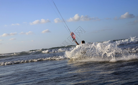 冲浪者自然风筝海洋波浪和Kite冲器图片