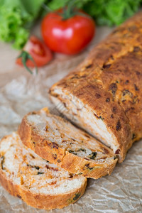 白切片自制袋式面包饼含干西红柿和草药烘烤的营养绿色图片