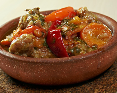 非离子辛辣的格鲁吉亚鸡肉传统食品土豆和洋葱加西红柿色的图片