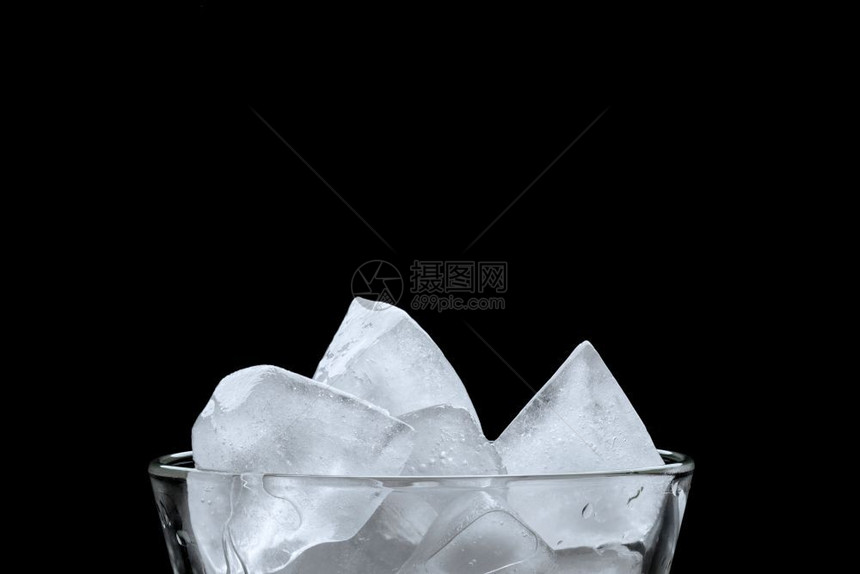 白色的透明oopicapi玻璃中的冰立方体黑色背景上图片