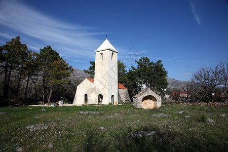 景观克罗地亚美丽的小型农村教堂美观小乡村教堂风景塔图片