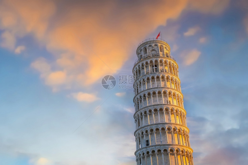 托斯卡纳日落时意大利比萨的落叶塔蓝色游客图片