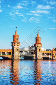 城市的德国柏林奥伯鲍姆桥阳光明媚的日子德语水图片