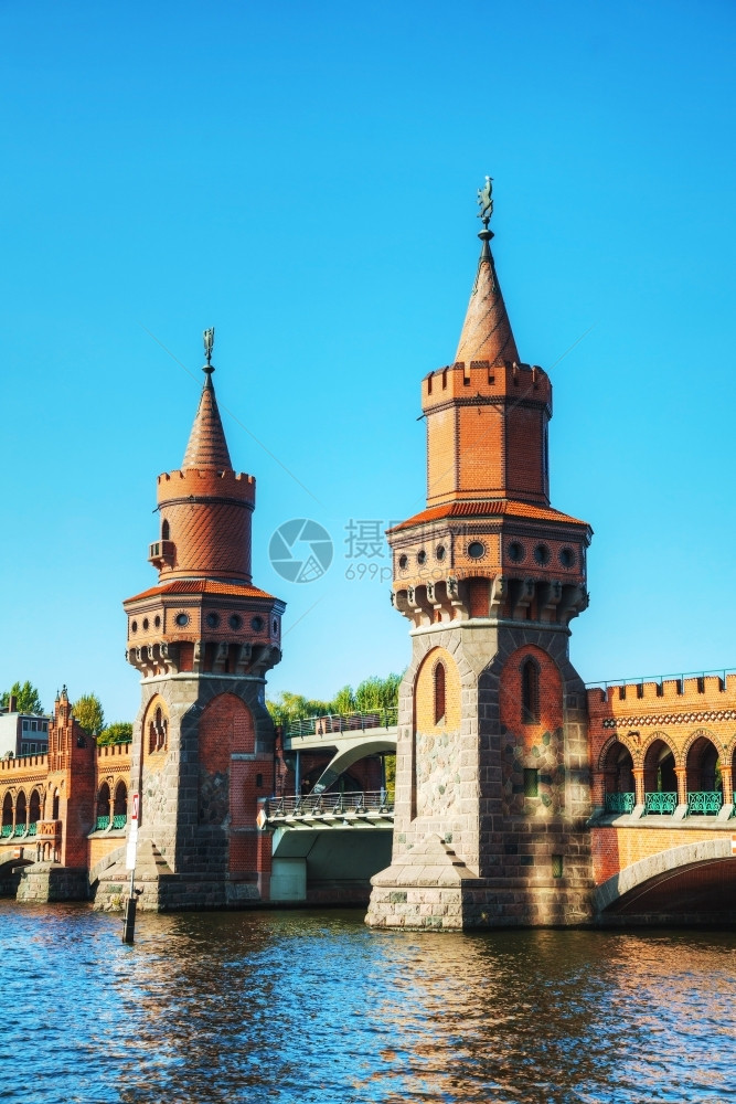 德国柏林的奥伯鲍姆桥阳光明媚的日子克拉夫琴科河天图片