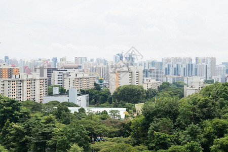 天际线镇新加坡城市大楼建筑在公园的云丛中天空清晴高清图片