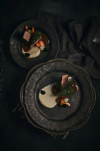 餐盘上美味的食品精餐盘子有创意的餐厅点富有创意的馆饭概念饮食一顿用餐图片