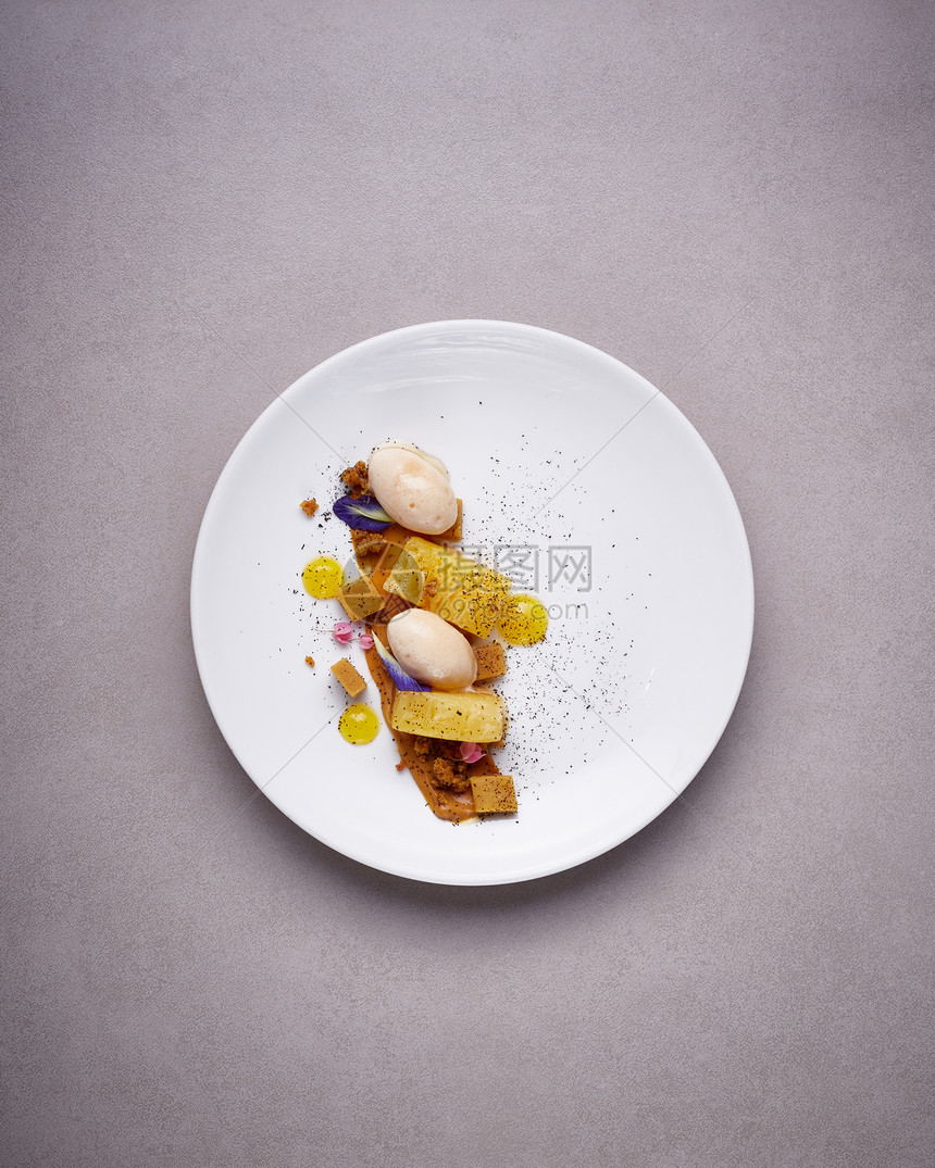 餐盘上美味的食物精餐盘子有创意的餐厅大概念昂贵的米其林美食图片