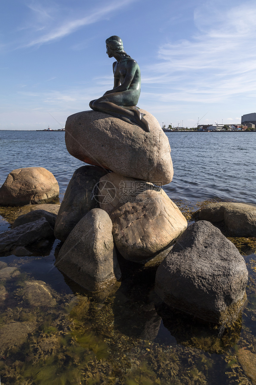 海岸丹麦哥本哈根LangeliniePromenade的小美人鱼根据汉斯克里蒂安德森的童话故事这个小型和单调的铜雕像是哥本哈根的图片