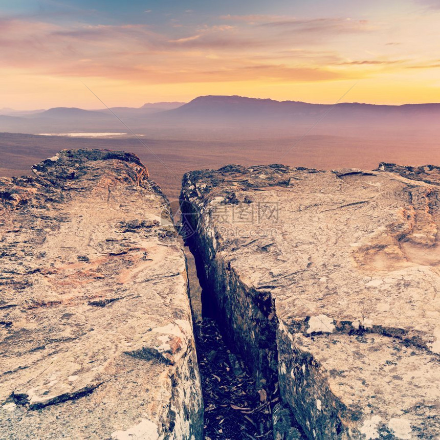 比率在澳洲格拉姆皮安公园日落时顶端的悬崖视图带有回溯Instagram风格过滤效果器高的图片