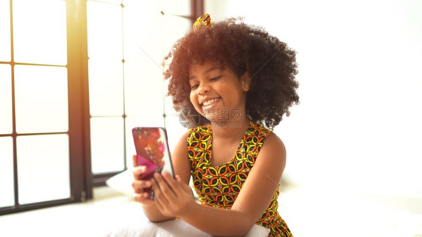 聪明的CuteAfrican美籍女孩在手机上制作自拍细胞漂亮的图片