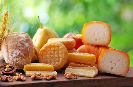 桌上各类葡萄牙乳酪的种类如下卡蒙伯尔起司木制的高清图片