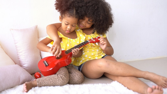 教育带着吉他笑的非洲女孩肖像美国人子们图片