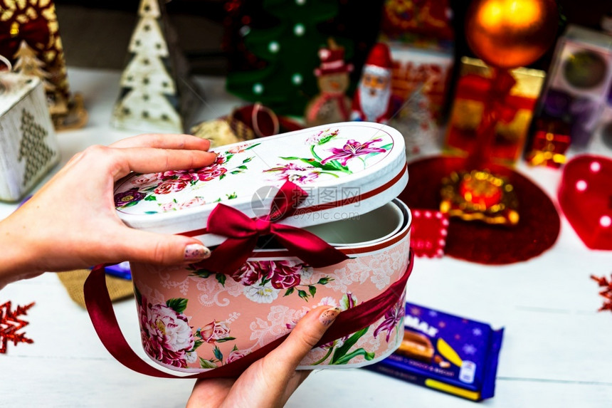 装饰风格精神喜庆的20年在罗马尼亚布加勒斯特举行的圣诞树装饰概念下的甜食图片