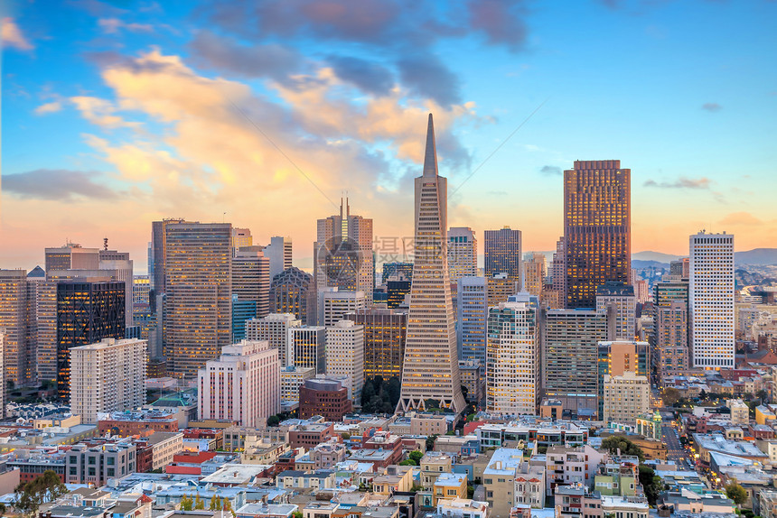 日落时旧金山市中心商业的美丽景色之中央加利福尼亚结构体图片