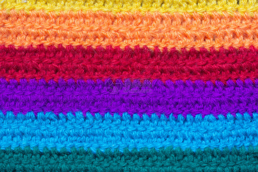 质地丝织物的纹理来自彩虹颜色的缝线手工制作的横向水平条纹钩针编织图片