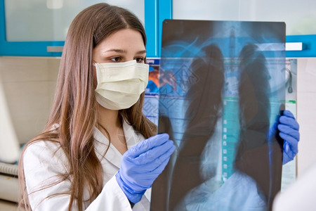 医院的女生检查肺部的X光片医师冠状X射线图片