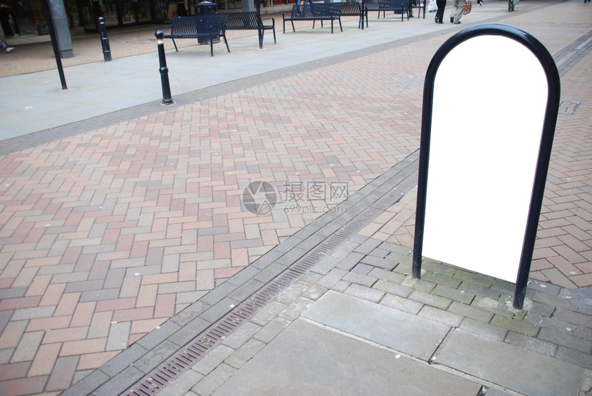 商业的城市街上空广告牌有红瓦铺路面和背景长凳椅人行道图片