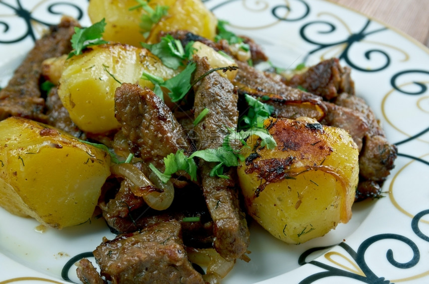 传统的Kazankebab炸肉和马铃薯营养晚餐图片