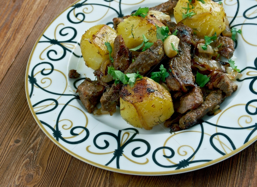 羊肉Kazankebab炸肉和马铃薯油一顿饭图片
