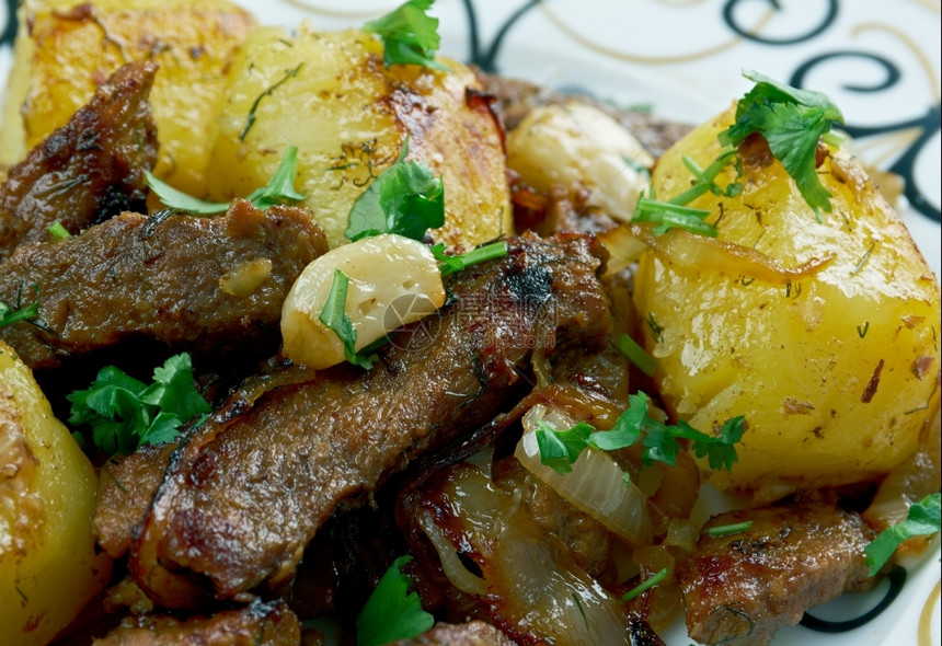 Kazankebab炸肉和马铃薯东喀山烤肉串羊图片