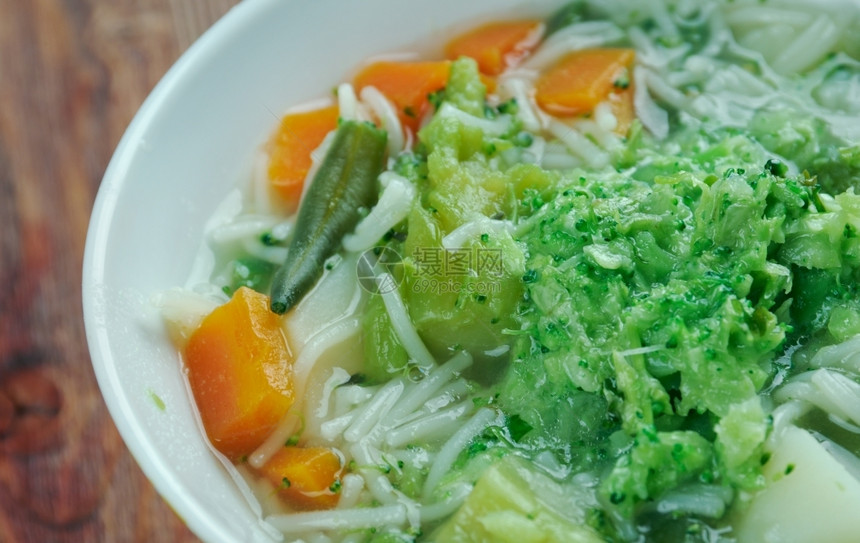 吉诺维斯意大利蔬菜汤配有意大利面食和虫类的意大利汤海军图片