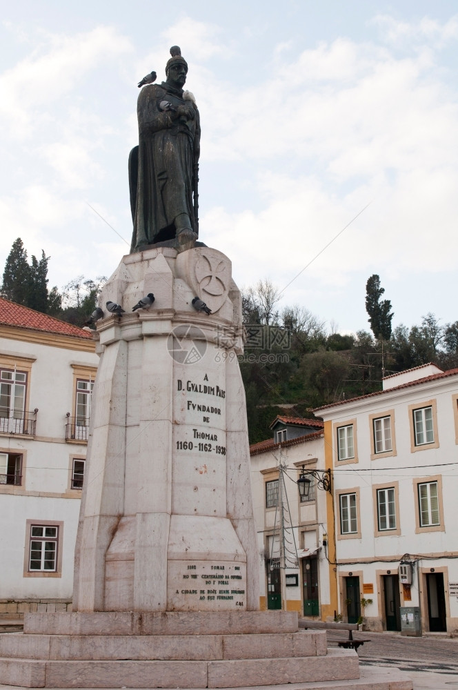 建筑学广场GualdimPais的铜像葡萄牙十七世纪托玛市创始人17世纪背部传统的图片