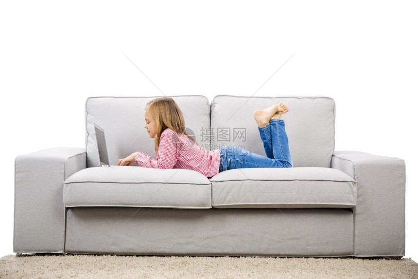 趴在沙发上玩耍的小女孩图片