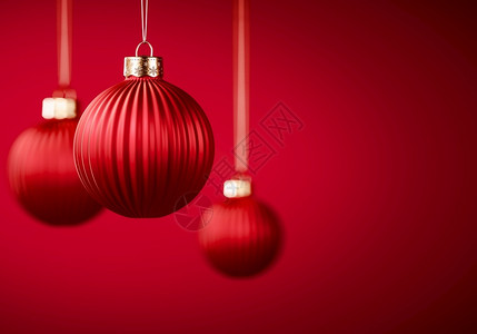 红色横条素材马特酒红色阴影3个垂直横条的圣诞球组挂在绳子上与勃根迪红色背景圣诞节装饰庆气氛概念选择焦点复制空间背景